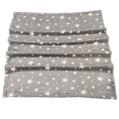 Γκρι κουβέρτα με λευκά μοτίβα αστεριών, από μαλακό ύφασμα.