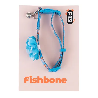 Obroża Tiaki Fishbone w kolorze niebieskim z aplikacją kwiatową i dzwoneczkiem, prezentowana na różowym tle.