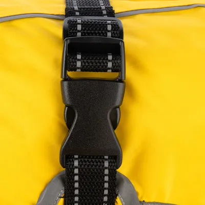 Primo piano di una chiusura a scatto nera con nastro riflettente su tessuto giallo.