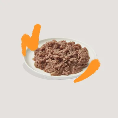 Portie natvoer op een wit bord, zonder zichtbare merknaam of verpakking.