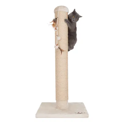 Kradsetræ med høj søjle af sisal, firkantet bundplade i lyse materialer, hængende legetøj med fjer og bolde, grå kat klatrer på søjlen.