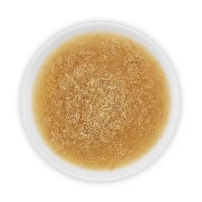 Bol blanc contenant de la nourriture humide pour animaux, aspect effiloché dans une sauce ou gelée marron clair. Aucun texte ni marque visible.