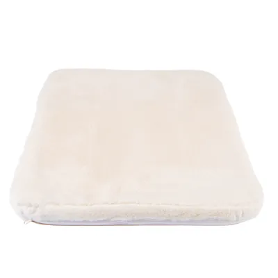 Beige rechteckiges Kissen mit weicher, flauschiger Oberfläche und sichtbarem Reissverschluss an der Seite.