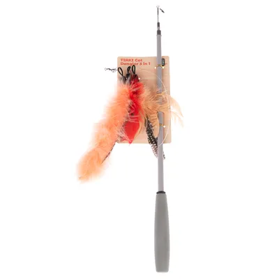 Baguette pour chat avec plumes, emballage portant le texte : TIAKI Cat Dangler 3 in 1. Manche gris, accessoires à plumes orange, rouges et noires visibles.