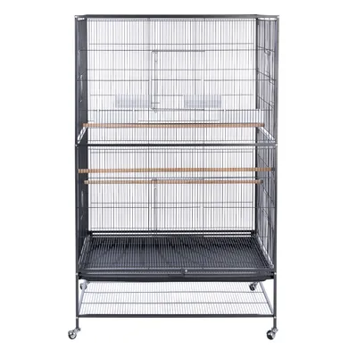Grote metalen vogelkooi met meerdere houten zitstokken, twee voerbakken en wielen voor eenvoudige verplaatsing.