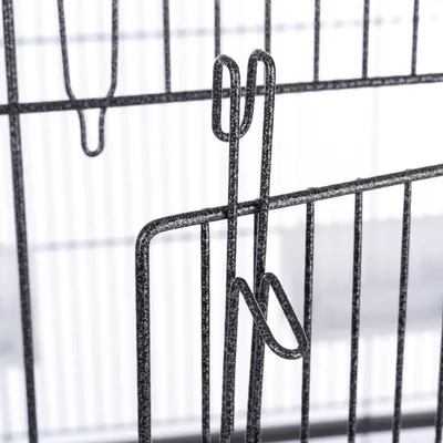 Close-up van een metalen sluiting op een traliekast, toont de robuuste constructie en veilige vergrendeling.