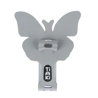 Tiaki clip metálico en forma de mariposa, color plateado.