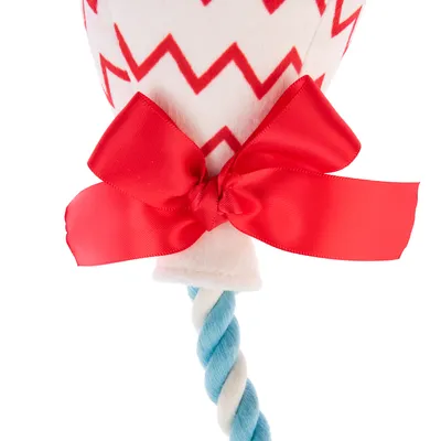 Jouet pour animal en tissu blanc à motifs zigzag rouges, nœud rouge et corde torsadée bleu clair et blanche visible en bas.