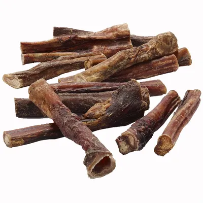 Bastoncini di carne essiccata per cani, forma cilindrica irregolare, colore marrone scuro, senza confezione visibile o marchio.