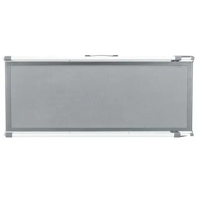 Prostokątna, składana rampa w kolorze szarym z widoczną powierzchnią antypoślizgową i uchwytem na górze. Materiał: metal i tworzywo sztuczne.