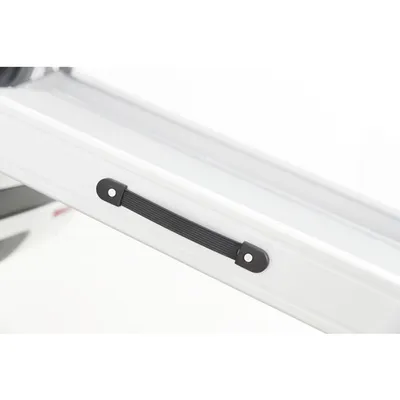 Uchwyt z czarnego tworzywa sztucznego zamocowany na białej powierzchni, widoczny detal produktu bez oznaczeń marki ani dodatkowego tekstu.