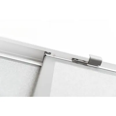 Zbliżenie na metalowy zawias i łączenie dwóch paneli w szarej ramie, widoczne elementy montażowe i powierzchnia o fakturze matowej.