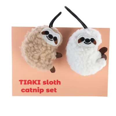 TIAKI Sloth Catnip Set con due giocattoli di peluche a forma di bradipo, beige e bianco.