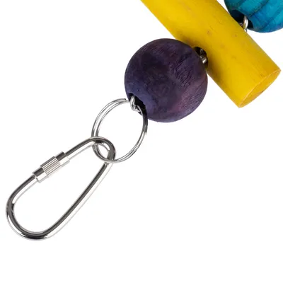 Mousqueton en métal relié à une perle en bois violet et un bâton en bois jaune, éléments d’un jouet pour animaux ou oiseaux.