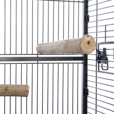 Perchoirs en bois fixés à l’intérieur d’une cage métallique noire, vue rapprochée sur les barres et le système de fixation.
