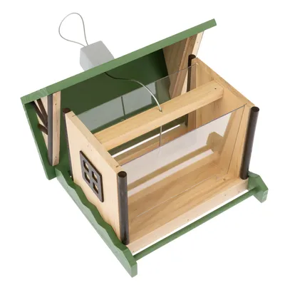 Casetta per uccelli in legno con tetto verde, pareti in plexiglass e sospensione. Adatta per creare un punto di alimentazione in giardino.