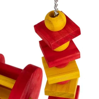 Brinquedo suspenso para aves com peças de madeira vermelhas e amarelas, pendurado por corrente metálica.
