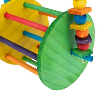 Brinquedo de madeira colorido com barras e discos em várias cores, adequado para roedores ou aves. Elementos geométricos empilhados visíveis numa das extremidades.