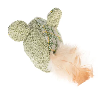 Jouet pour chat en tissu vert à motif tressé, forme de souris avec deux oreilles et une queue en plume beige visible.