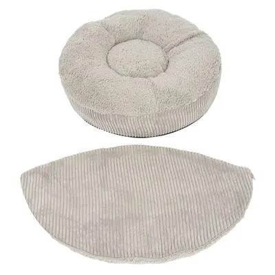 Ronde, beige huisdierenmand van stof met afneembare, geribbelde hoes. Beide onderdelen zichtbaar: mand en losse hoes naast elkaar.