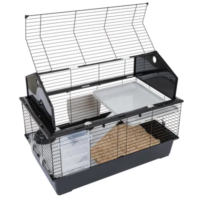 Kleintierkäfig mit schwarzem Metallgitter, Kunststoffbasis, Futterbereich und Einstreu. Klappbarer Deckel für einfachen Zugang.