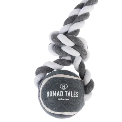 Nomad Tales München. Grauer Tennisball mit weissem Streifen, verbunden mit grau-weissem Knoten-Seil.