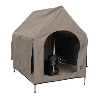 Bruine hondentent met metalen frame, open ingang en een teckel binnenin. Tent biedt bescherming en comfort voor honden.
