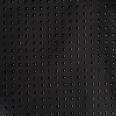 Schwarzes Material mit rutschfesten Noppen, geeignet für sicheren Halt.