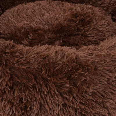 Nahaufnahme von braunem, flauschigem Material, möglicherweise für ein Haustierbett oder eine Decke.