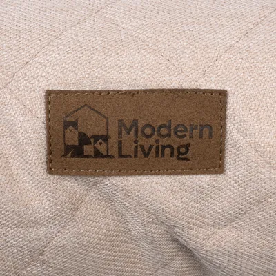 Modern Living. Logo auf braunem Stoffetikett mit Katzen- und Vogelhaus-Symbol.