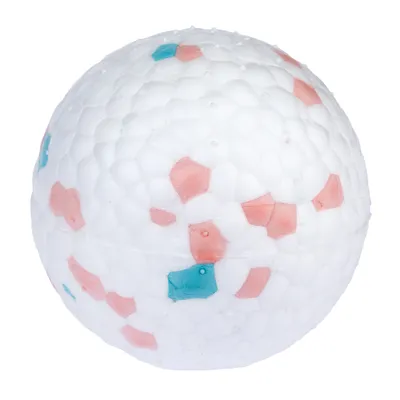 Witte bal van schuimrubber met roze en blauwe vlekken, geschikt als speelgoed.