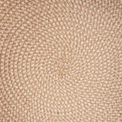 Surface tressée en fibres naturelles, motif circulaire visible. Matériau : paille ou rotin.