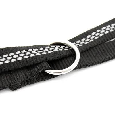 Nahaufnahme eines schwarzen Halsbands mit reflektierenden Streifen und einem silbernen Metallring.
