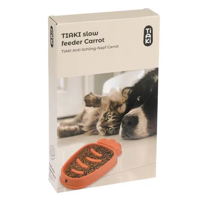 TIAKI Anti-Schling tál Carrot csomagolása, narancssárga, sárgarépa alakú tál száraztáppal, háttérben kutya és macska.
