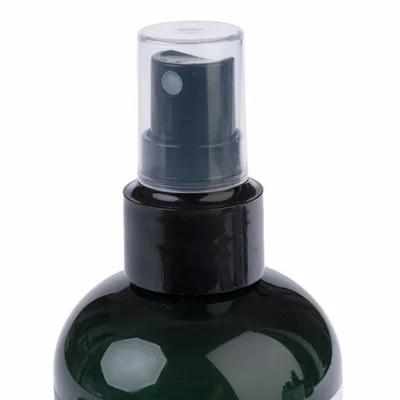 Sprühflasche mit schwarzem Pumpmechanismus und transparentem Deckel, geeignet für Flüssigkeiten.