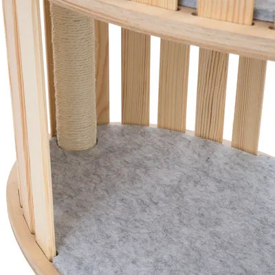 Plateforme ronde en bois avec poteau à griffer en sisal et tapis gris, partie inférieure d’un arbre à chat visible.