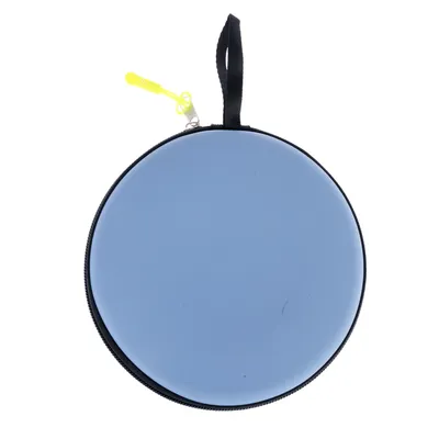Borsa rotonda blu con cerniera e tracolla nera, clip gialla sulla chiusura.