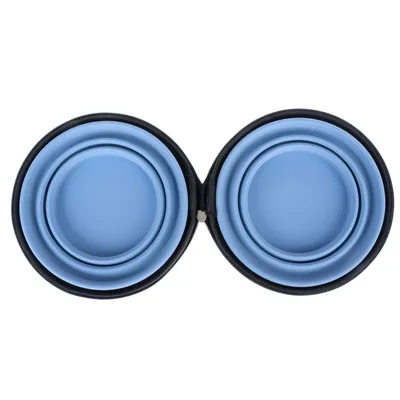 Due ciotole pieghevoli in silicone blu in una borsa da trasporto nera.