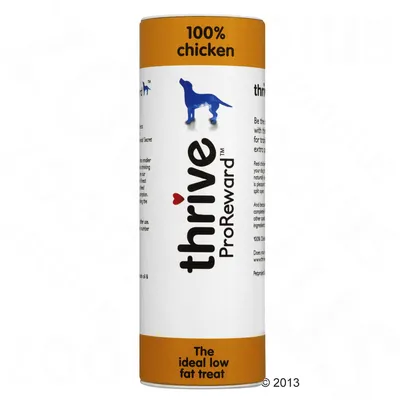 Ambalaj thrive ProReward, text vizibil: 100% chicken, The ideal low fat treat. Siluetă albastră de câine pe ambalaj. Text suplimentar parțial lizibil în engleză.