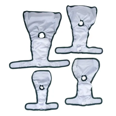Quattro pannolini bianchi riutilizzabili per cani in diverse taglie con foro per la coda e chiusure in velcro.