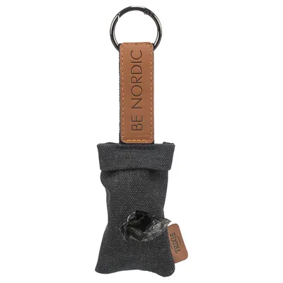 Distributeur de sacs en tissu gris avec porte-clés, étiquette marron marquée BE NORDIC et petite languette TRIXIE visible.