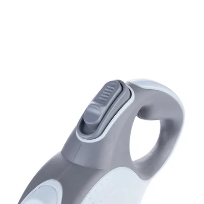 Grauer Griff mit Schieberegler, vermutlich für eine einziehbare Hundeleine. Detailansicht des Mechanismus.