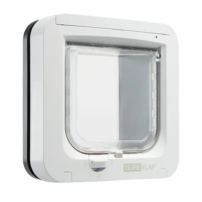 SureFlap Mikrochip-Haustierklappe in Weiss mit transparentem Klappfenster und Drehknopf zur Steuerung.