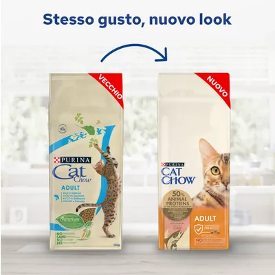 Confronto tra vecchio e nuovo packaging di Purina Cat Chow Adult: a sinistra confezione con gatto intero, a destra nuova confezione con primo piano di gatto e testo '50% animal proteins'.