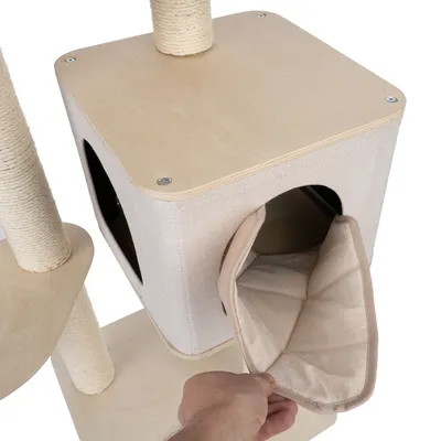 Árbol rascador con plataformas de madera y postes de sisal, entrada acolchada a la cueva de apertura manual.