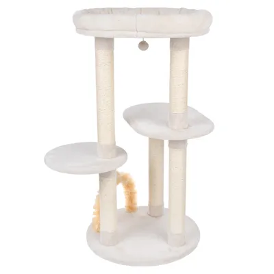 Kratzbaum mit drei Ebenen, beigen Plüschflächen, Sisal umwickelten Säulen, Spielball und gebogener Bürste an der Basis.