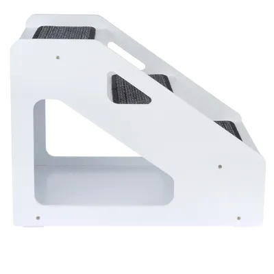 Weisse Treppe mit drei Stufen, graue rutschfeste Teppichauflagen, geeignet für den Zugang zu höheren Ebenen.