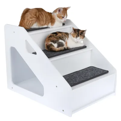 Weisse Treppe mit drei Stufen, grauen Teppichauflagen und zwei Katzen darauf liegend. Geeignet als Aufstiegshilfe für Möbel oder Betten.