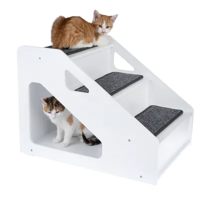 Weisse Treppe mit drei Stufen und grauen Teppichauflagen, zwei Katzen demonstrieren Nutzung: eine oben auf der Treppe, die andere unten im integrierten Versteckbereich.