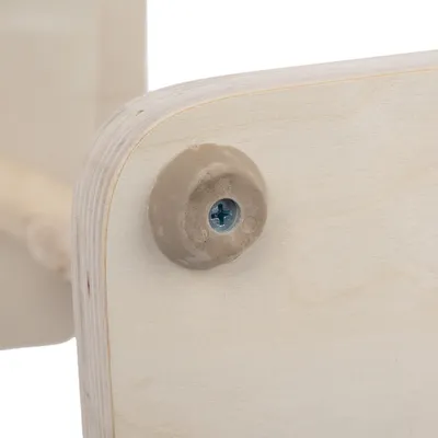 Detailansicht einer Holzverbindung mit Schraube und Kunststoffabdeckung.